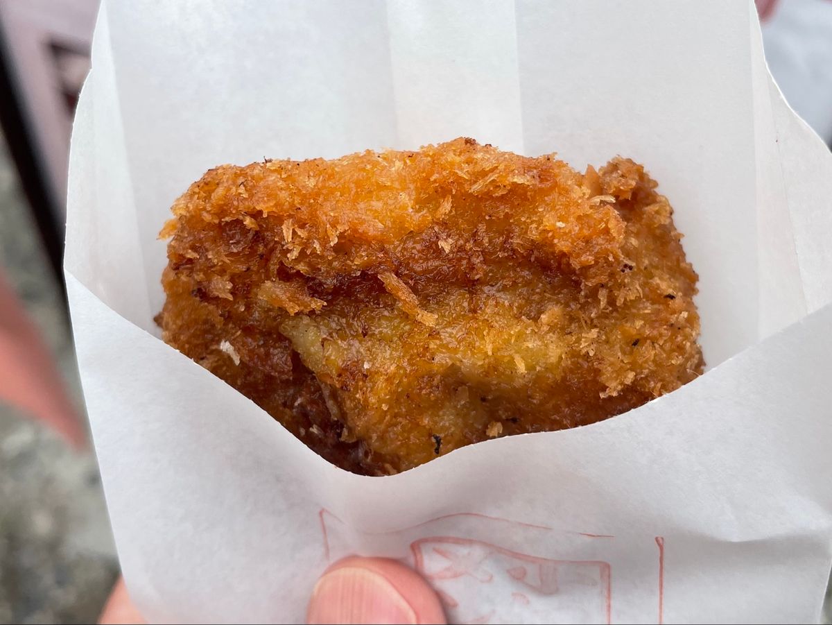 途中和牛ひつまぶしのお店でメンチカツを買って食べ歩き。揚げたてのメンチカツ...