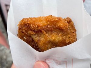 途中和牛ひつまぶしのお店でメンチカツを買って食べ歩き。揚げたてのメンチカツ...