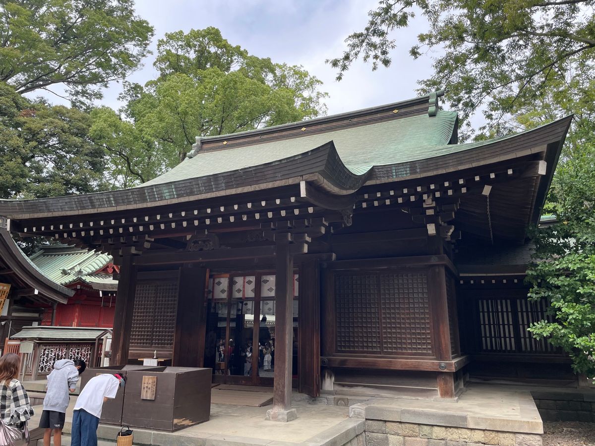 午後はバスで市内に戻って観光。まずは川越氷川神社を参拝しました。
大鳥居の...
