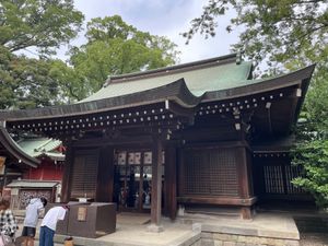 午後はバスで市内に戻って観光。まずは川越氷川神社を参拝しました。
大鳥居の...