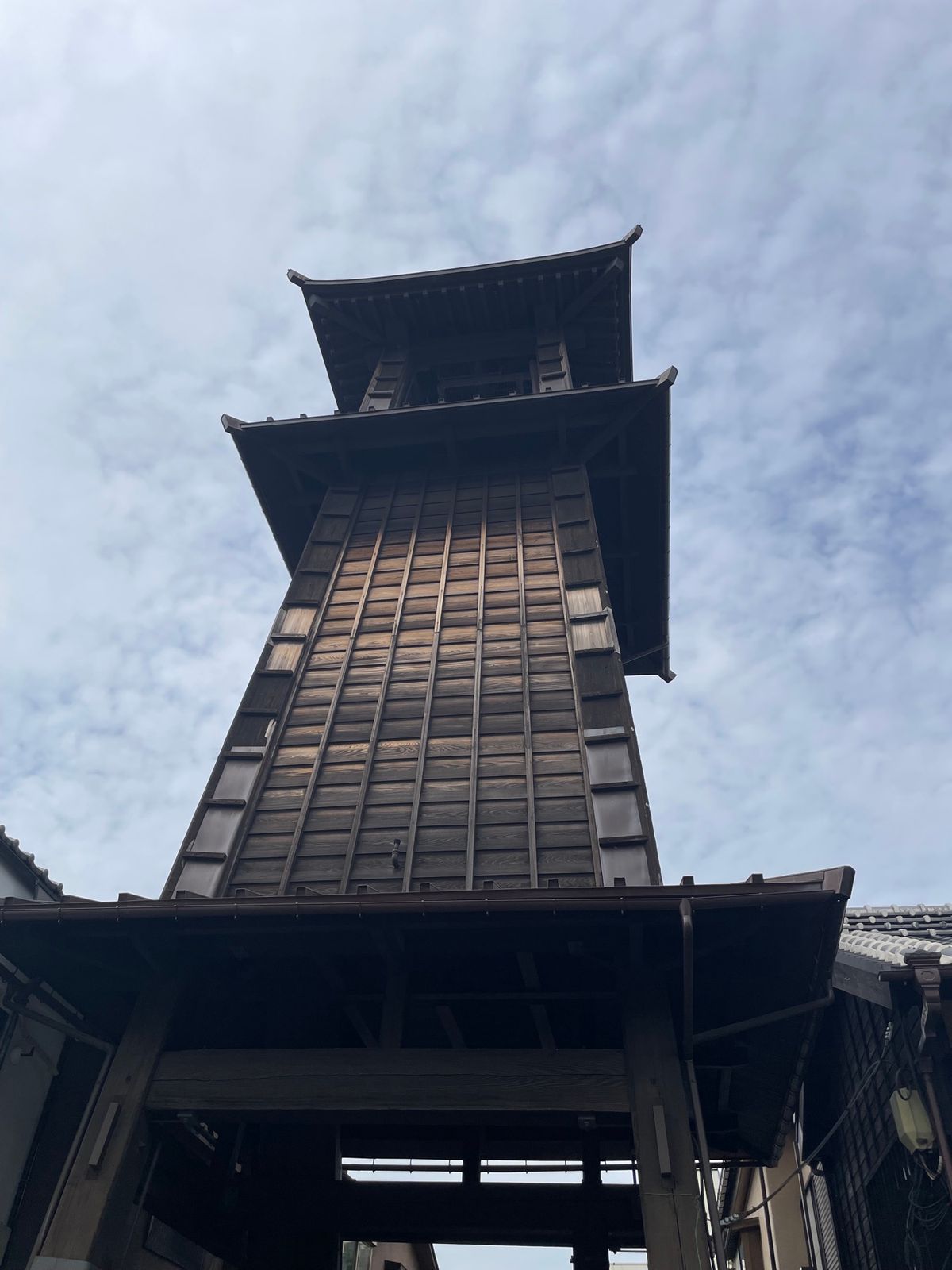 川越のシンボルとも言える時の鐘。休日とあってこの周辺は観光客でいっぱいでした。