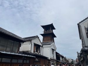 川越のシンボルとも言える時の鐘。休日とあってこの周辺は観光客でいっぱいでした。