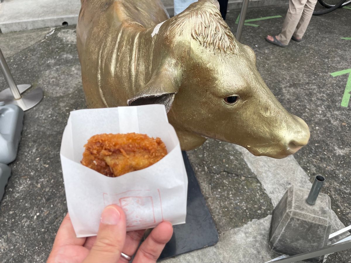 途中和牛ひつまぶしのお店でメンチカツを買って食べ歩き。揚げたてのメンチカツ...