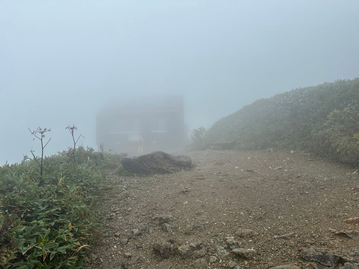 谷川岳登山開始時は悪くない天気でしたが頂上付近では強烈な風雨にさらされる
...