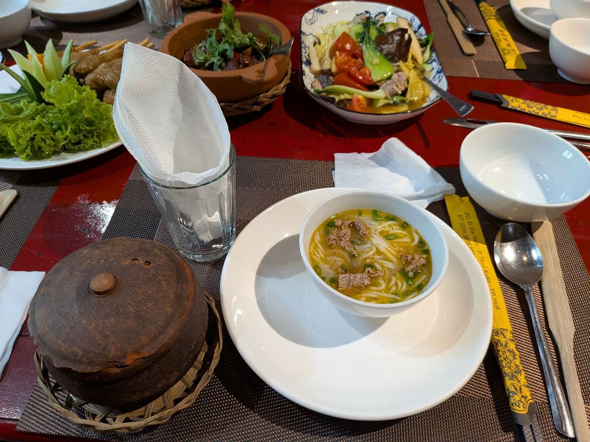 ロシア料理屋のでかい餃子みたいなのとケバブ
フエの旧皇帝別荘のランチ
空港...