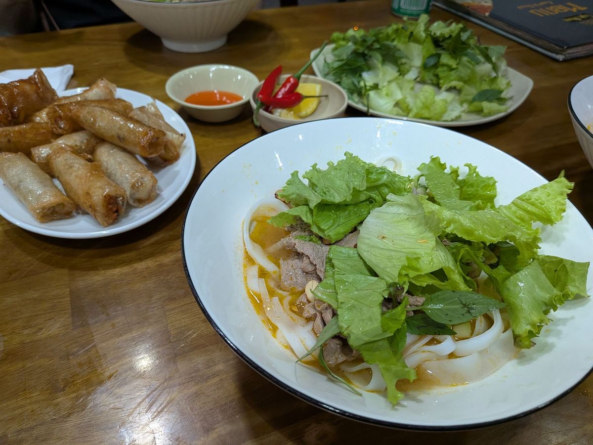 街のベトナム料理
揚げ春巻き、ミークアン