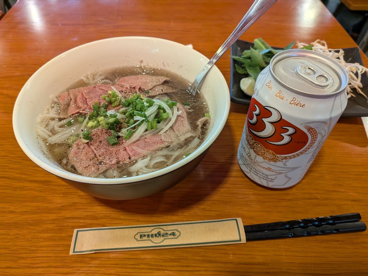 ロシア料理屋のでかい餃子みたいなのとケバブ
フエの旧皇帝別荘のランチ
空港...