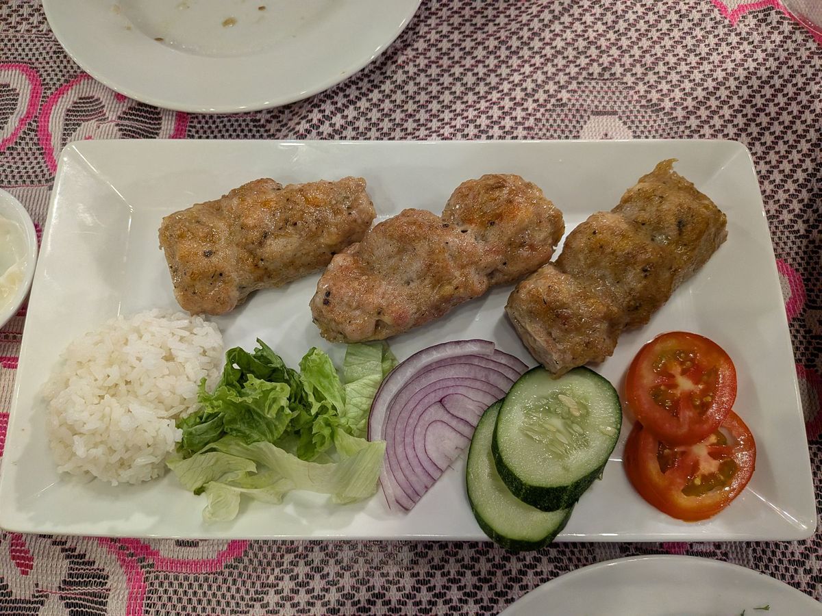 ロシア料理屋のでかい餃子みたいなのとケバブ
フエの旧皇帝別荘のランチ
空港...