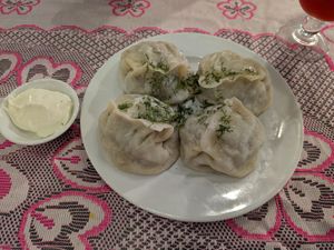 ロシア料理屋のでかい餃子みたいなのとケバブ
フエの旧皇帝別荘のランチ
空港...