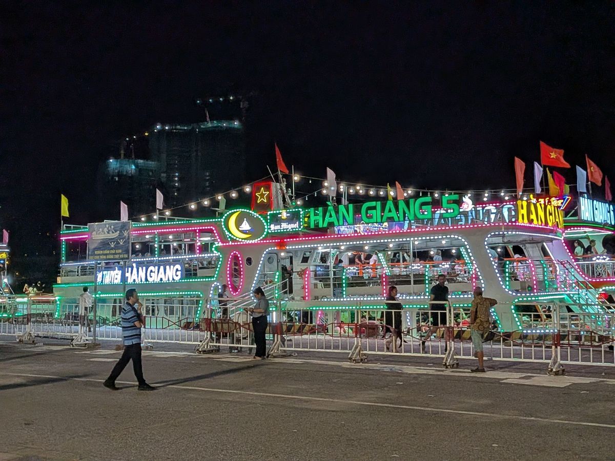 ハン川ナイトクルーズツアー
火と水を吹くドラゴン橋