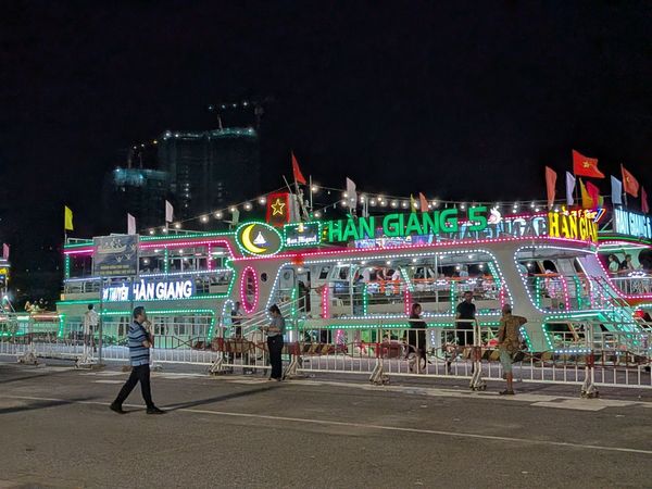 ベトナム・ハノイ「ベトナム・ダナン旅行」の写真：ハン川ナイトクルーズツアー
火と水を吹く...