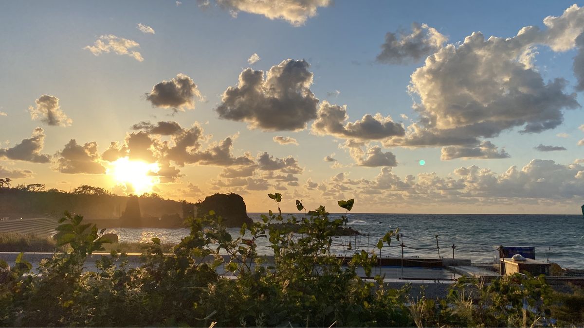佐渡島に到着し、とりあえず海岸沿いを走る。
夕暮れ時の海と空、夕陽に照らさ...