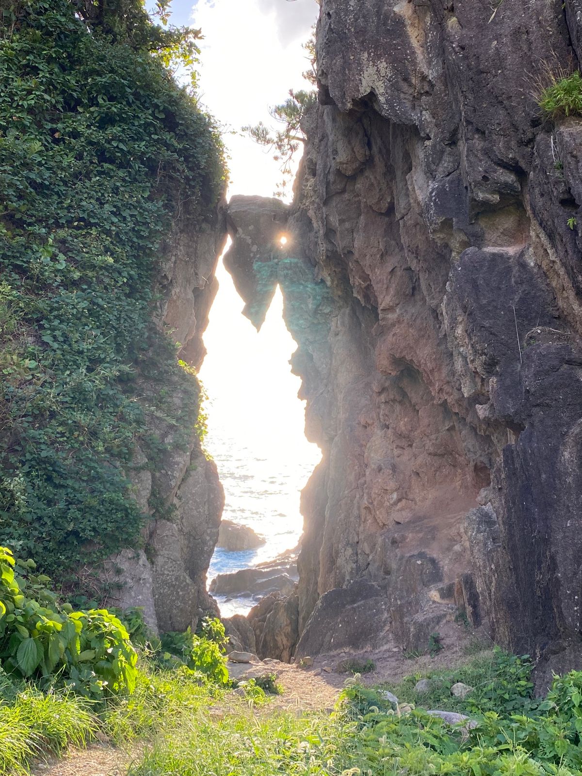 佐渡島に到着し、とりあえず海岸沿いを走る。
夕暮れ時の海と空、夕陽に照らさ...