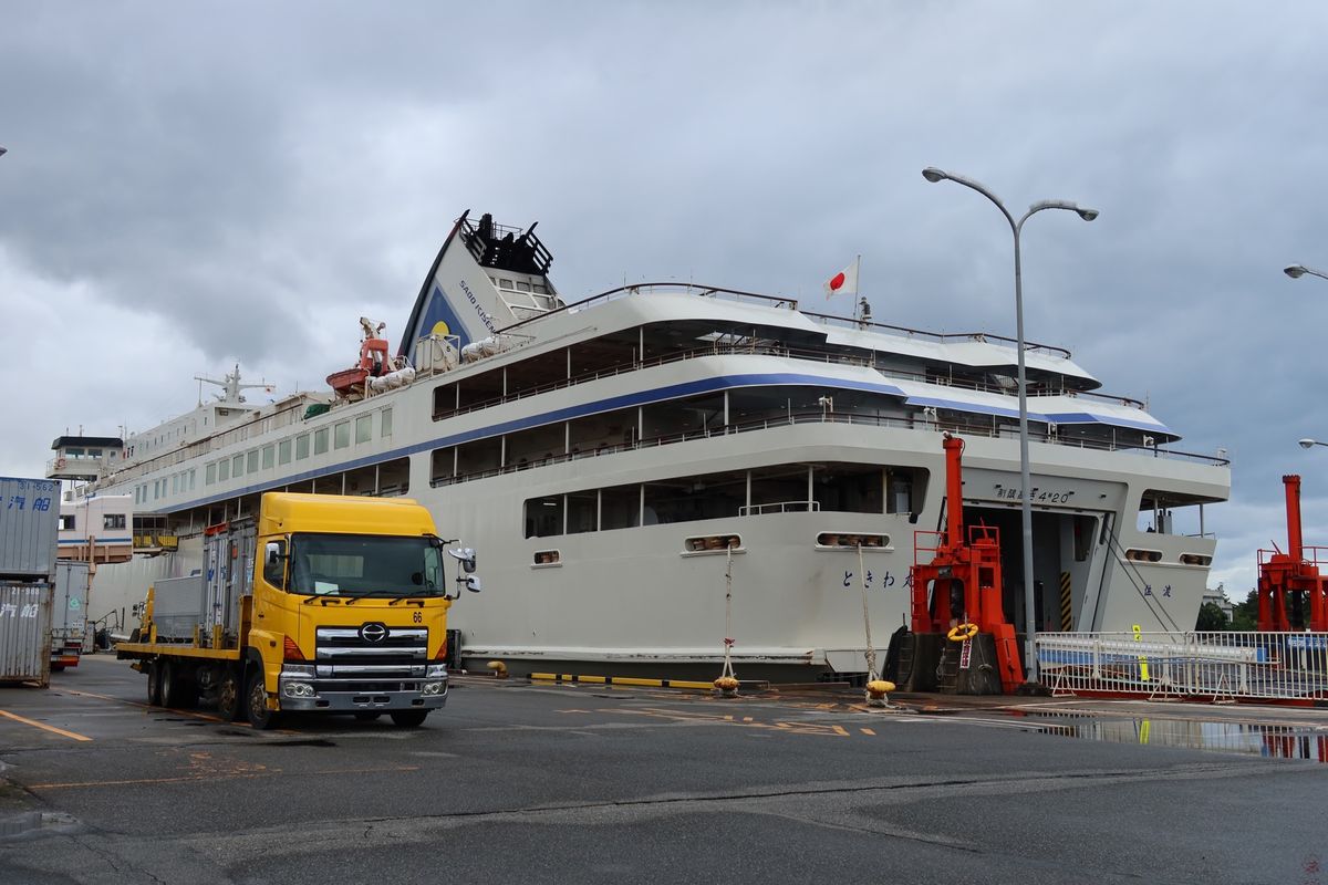 12時、新潟港発佐渡島両津港行のフェリーに乗船。船を追うかもめにかっぱえび...