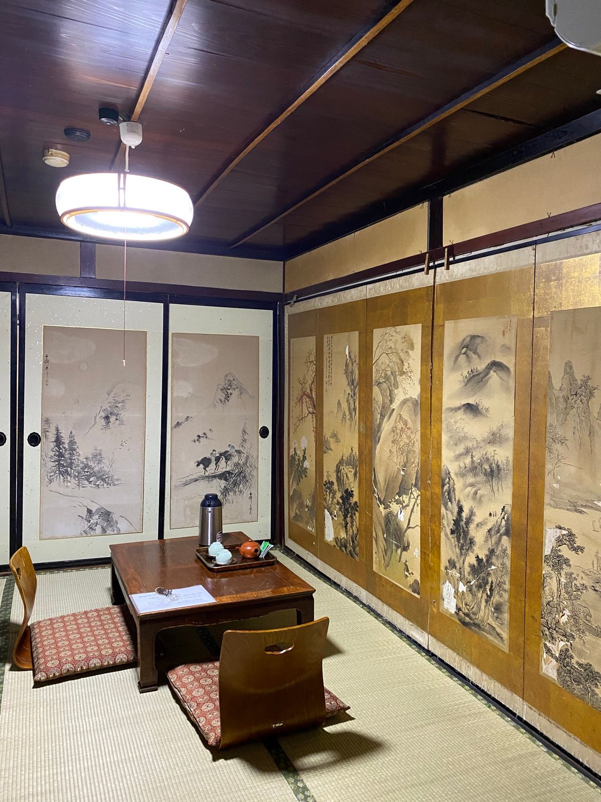 3日目の夜は金沢屋旅館。
明治時代の遊郭を改装しており、築130年越え。
...