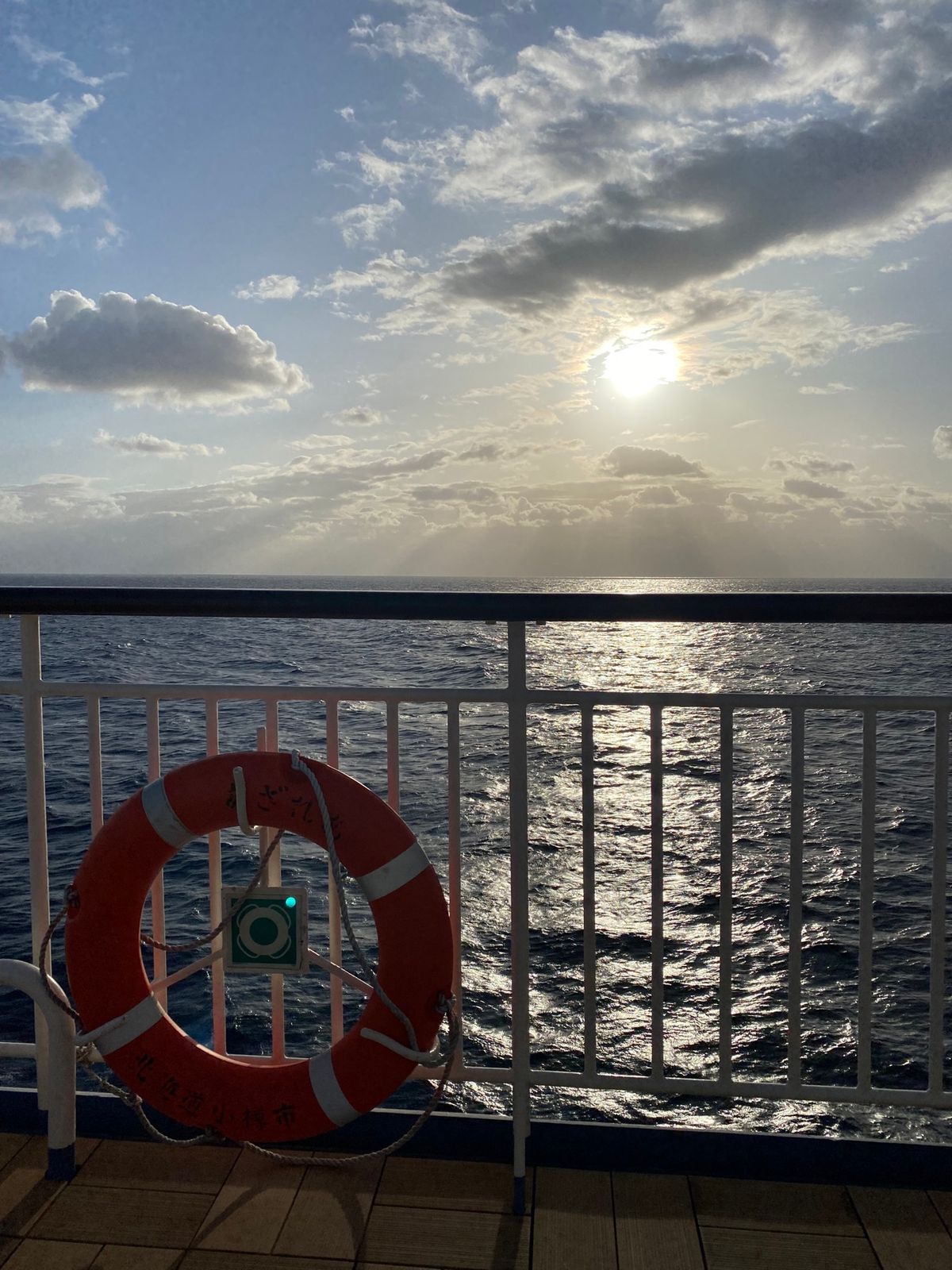 佐渡島へ行ってきました🚢
17時小樽発新潟行のフェリーに乗船。
小樽港から...