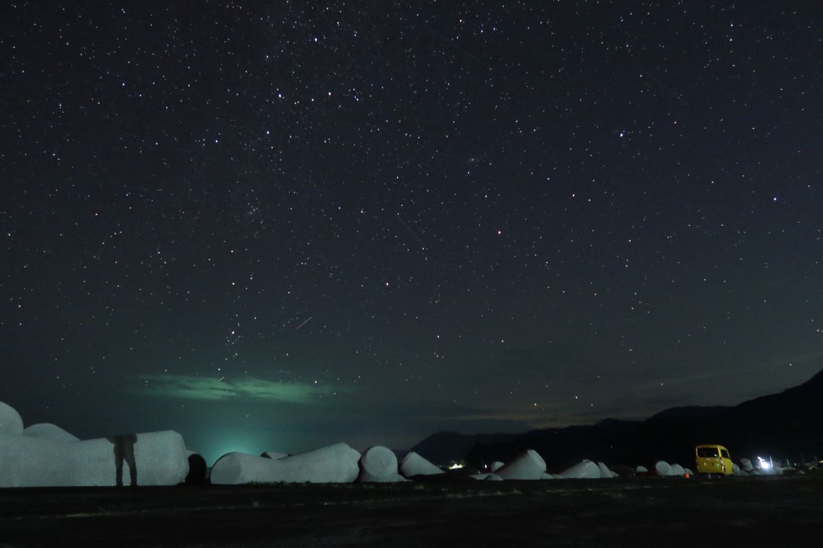 夕方港に寄ると、地元の人がどうやったら釣れるかを教えてくれた。
あじの群れ...