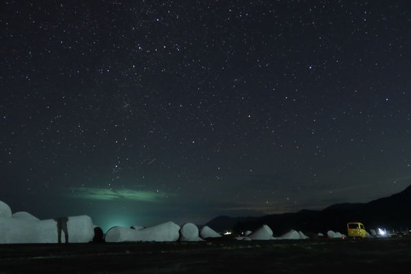 日本・青森県「佐渡島旅行⛴️」の写真：夕方港に寄ると、地元の人がどうやったら釣...