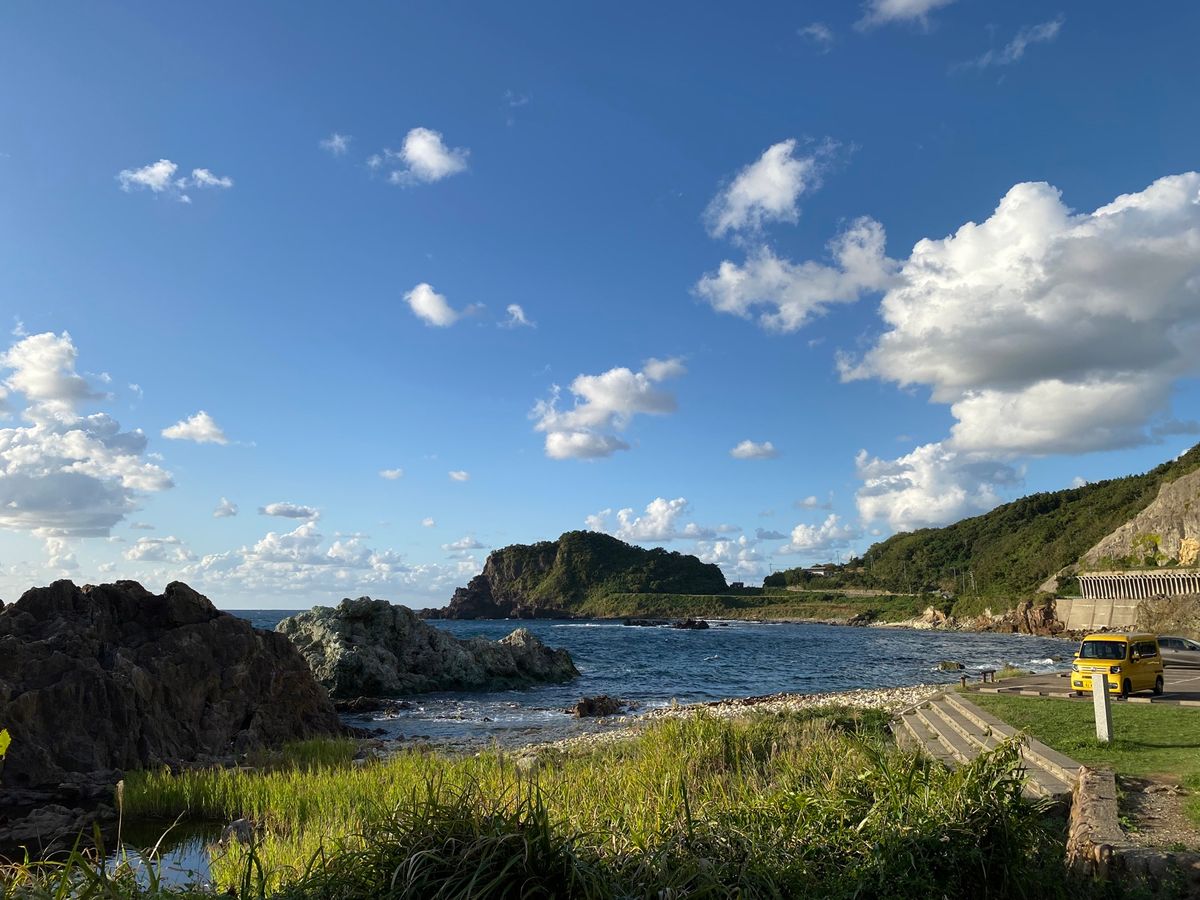 佐渡島に到着し、とりあえず海岸沿いを走る。
夕暮れ時の海と空、夕陽に照らさ...