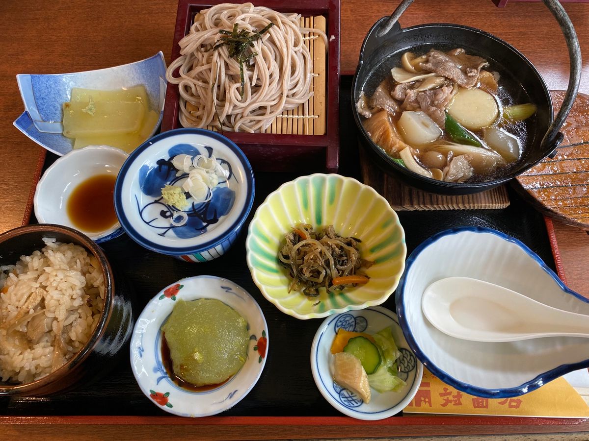 ランチは立石寺前の食堂で芭蕉膳（そばと芋煮）を食べた。次の行き先へ向かう途...