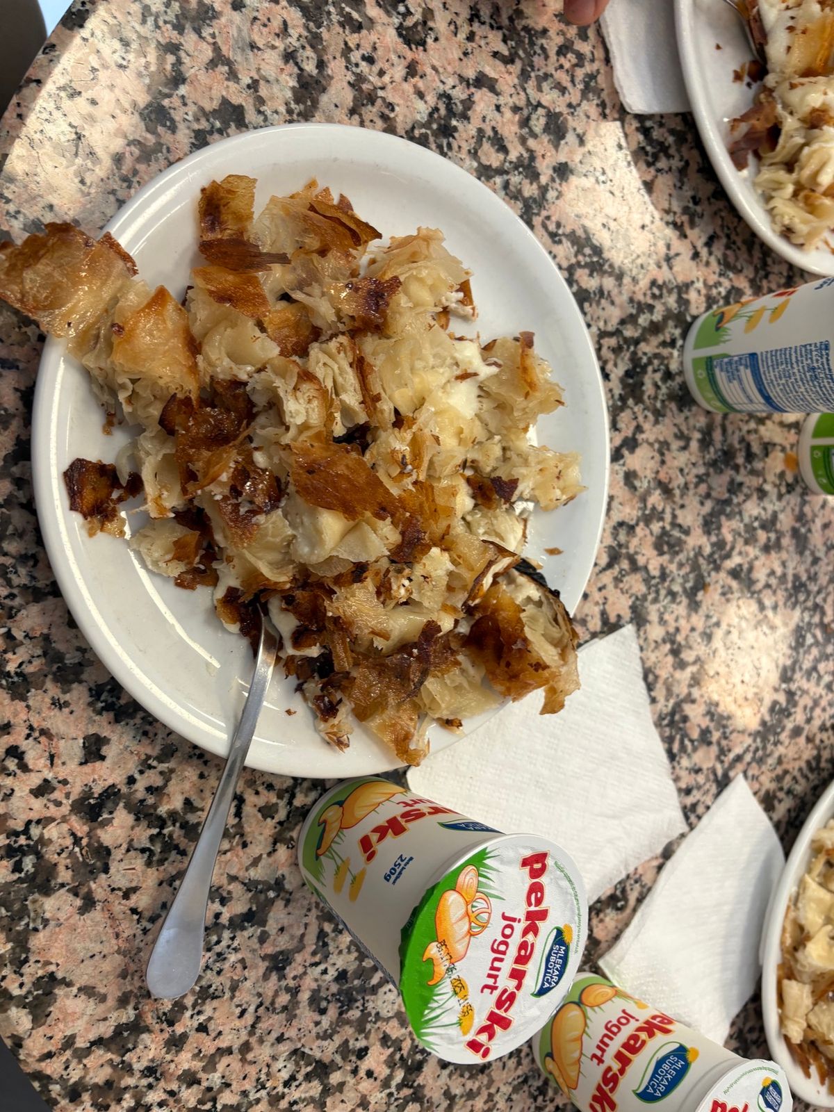 美味しかった。肉、パン、豆、パプリカ！
カイマックというチーズともクリーム...