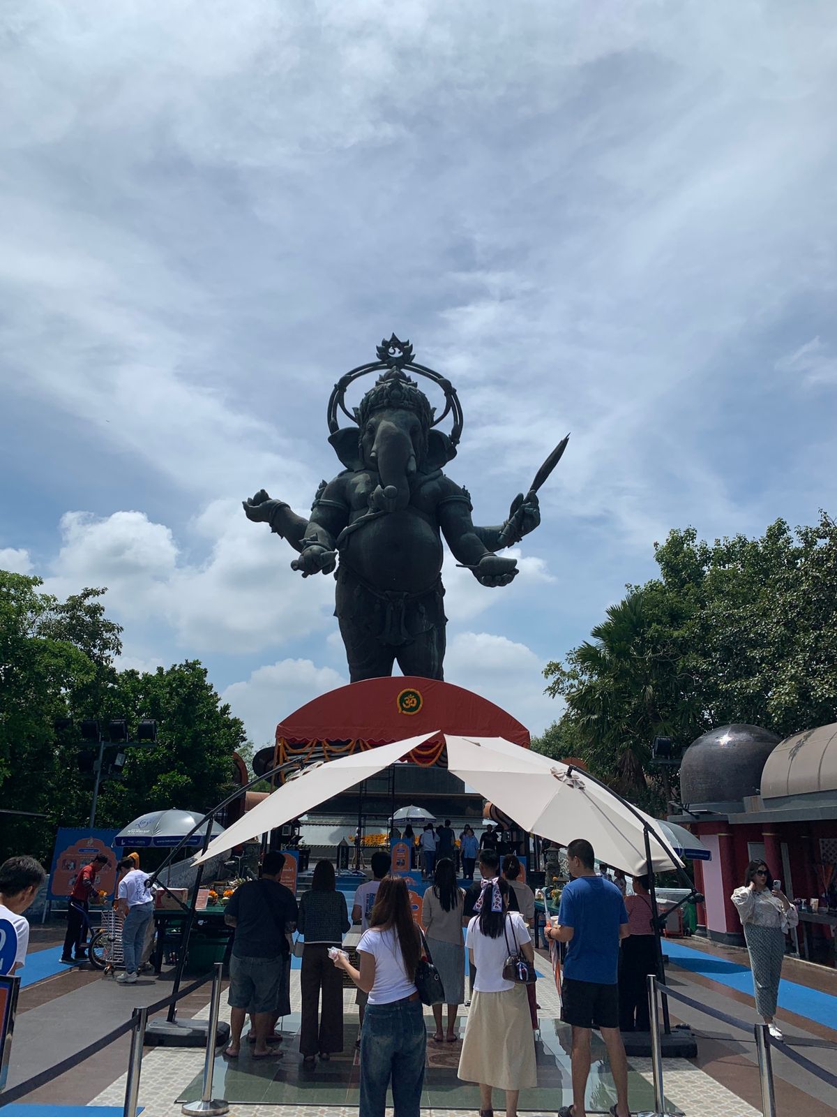 立っているガネーシャ！