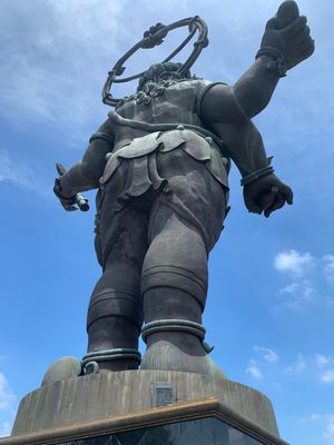 立っているガネーシャ！