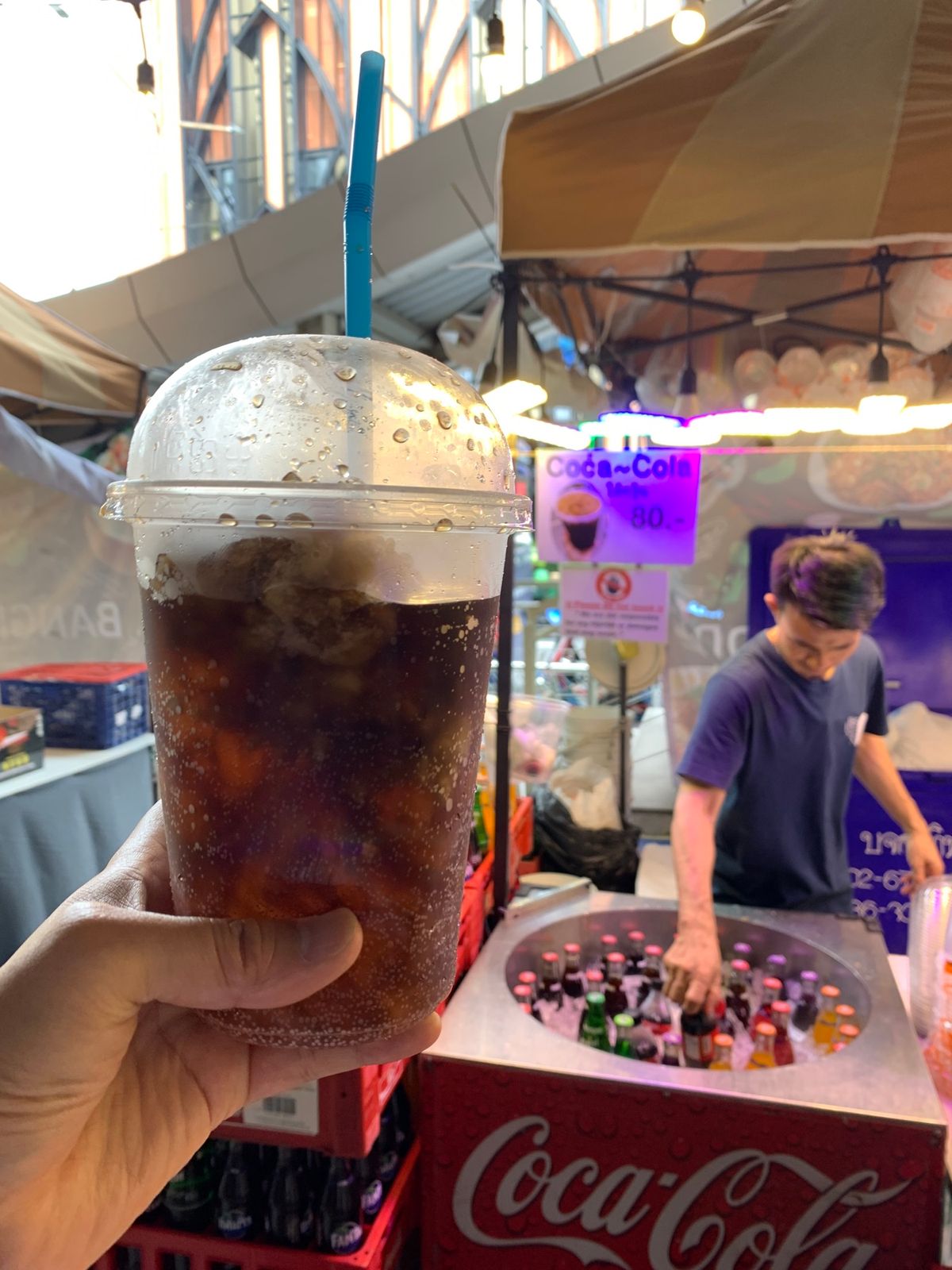 MBK外の屋台でタイフローズンコーラ発見