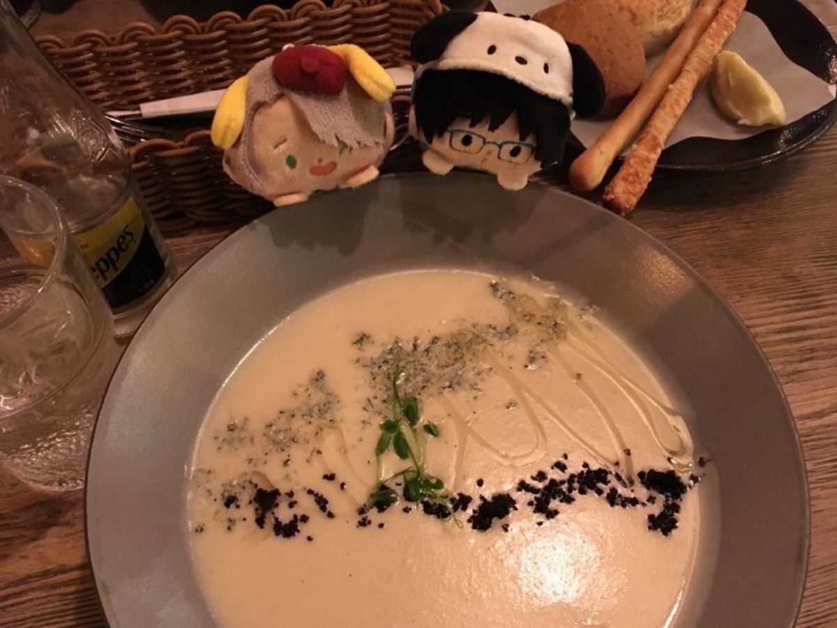 夕食は《ビブリオテーカ》というレストランへ。図書館という意味の店で、とても...