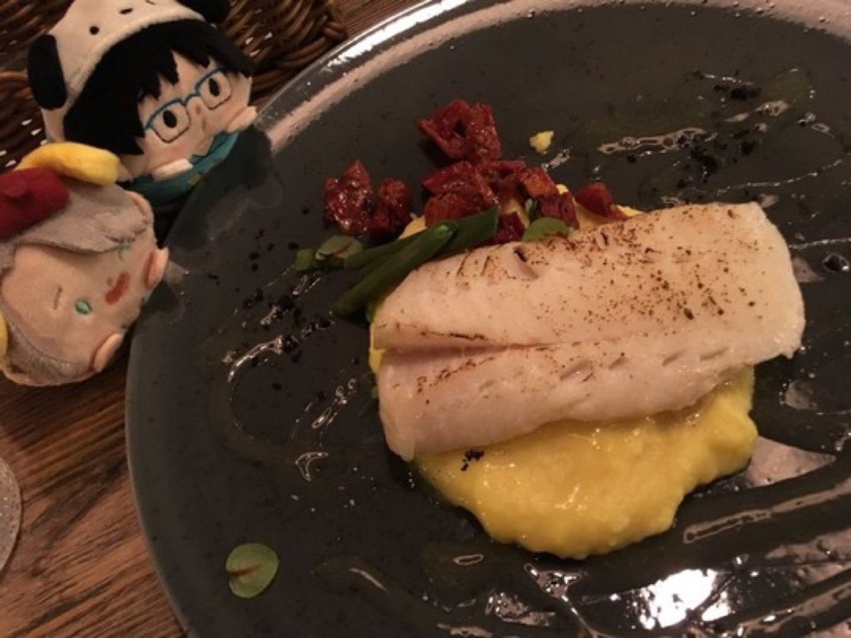 夕食は《ビブリオテーカ》というレストランへ。図書館という意味の店で、とても...