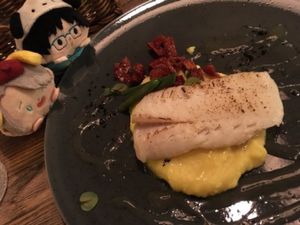 夕食は《ビブリオテーカ》というレストランへ。図書館という意味の店で、とても...