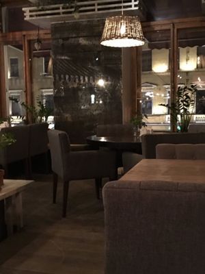 夕食は《ビブリオテーカ》というレストランへ。図書館という意味の店で、とても...