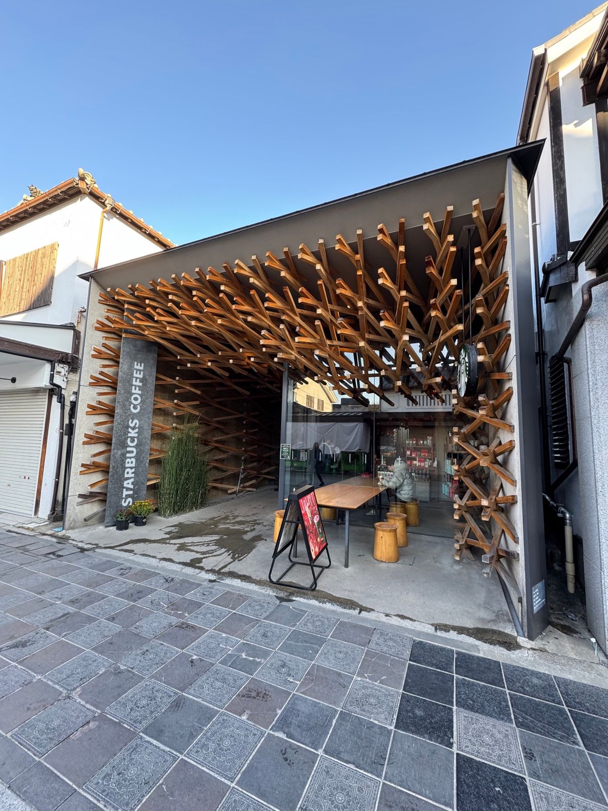 太宰府市
●参道にある隈研吾さんが手がけたスタバ！

ここは朝の8時から開...