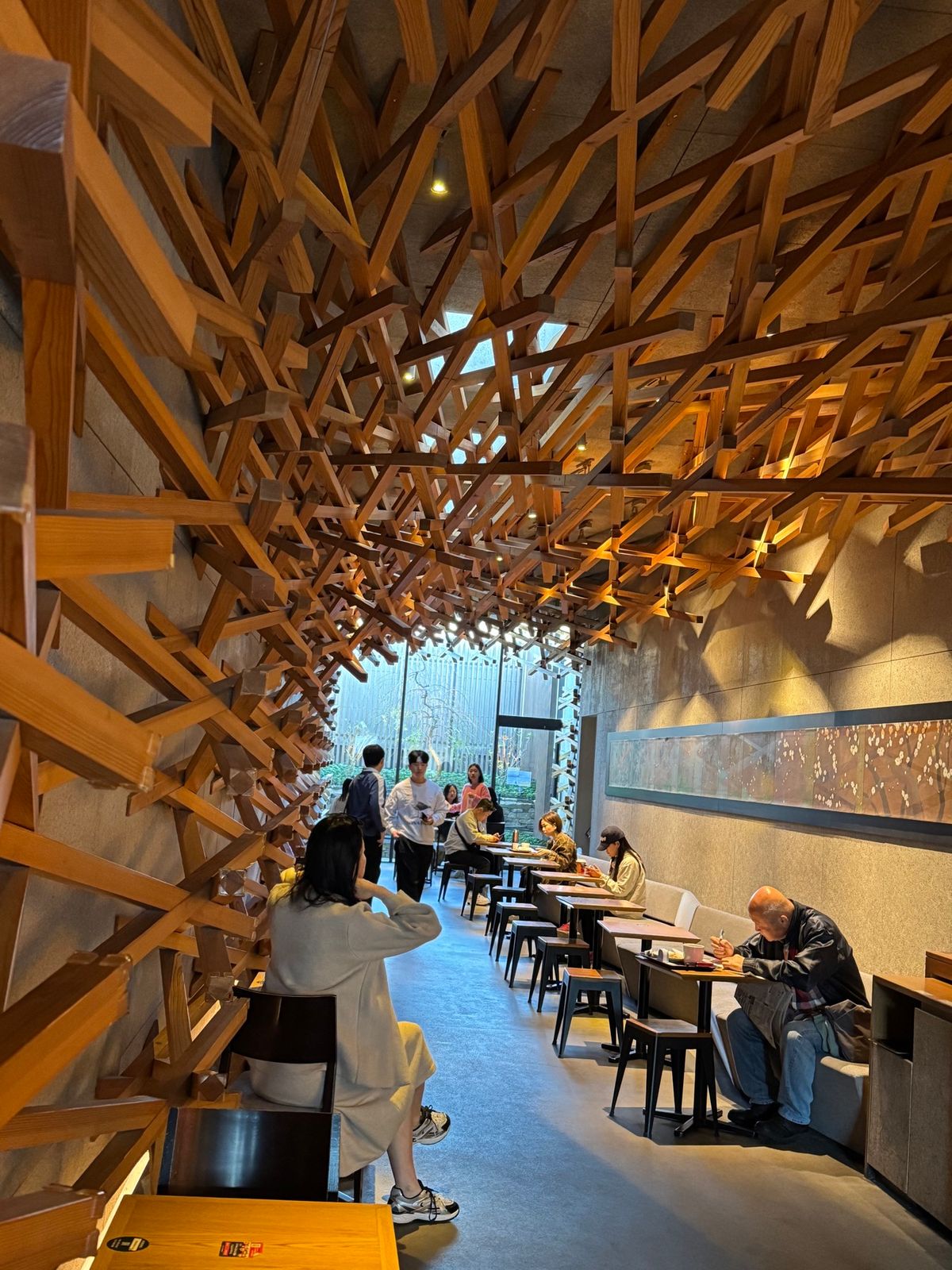 太宰府市
●参道にある隈研吾さんが手がけたスタバ！

ここは朝の8時から開...