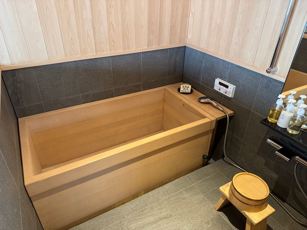 ホテルカルティア太宰府
●ホテルのフロント
●104号室の寝室
●104号...