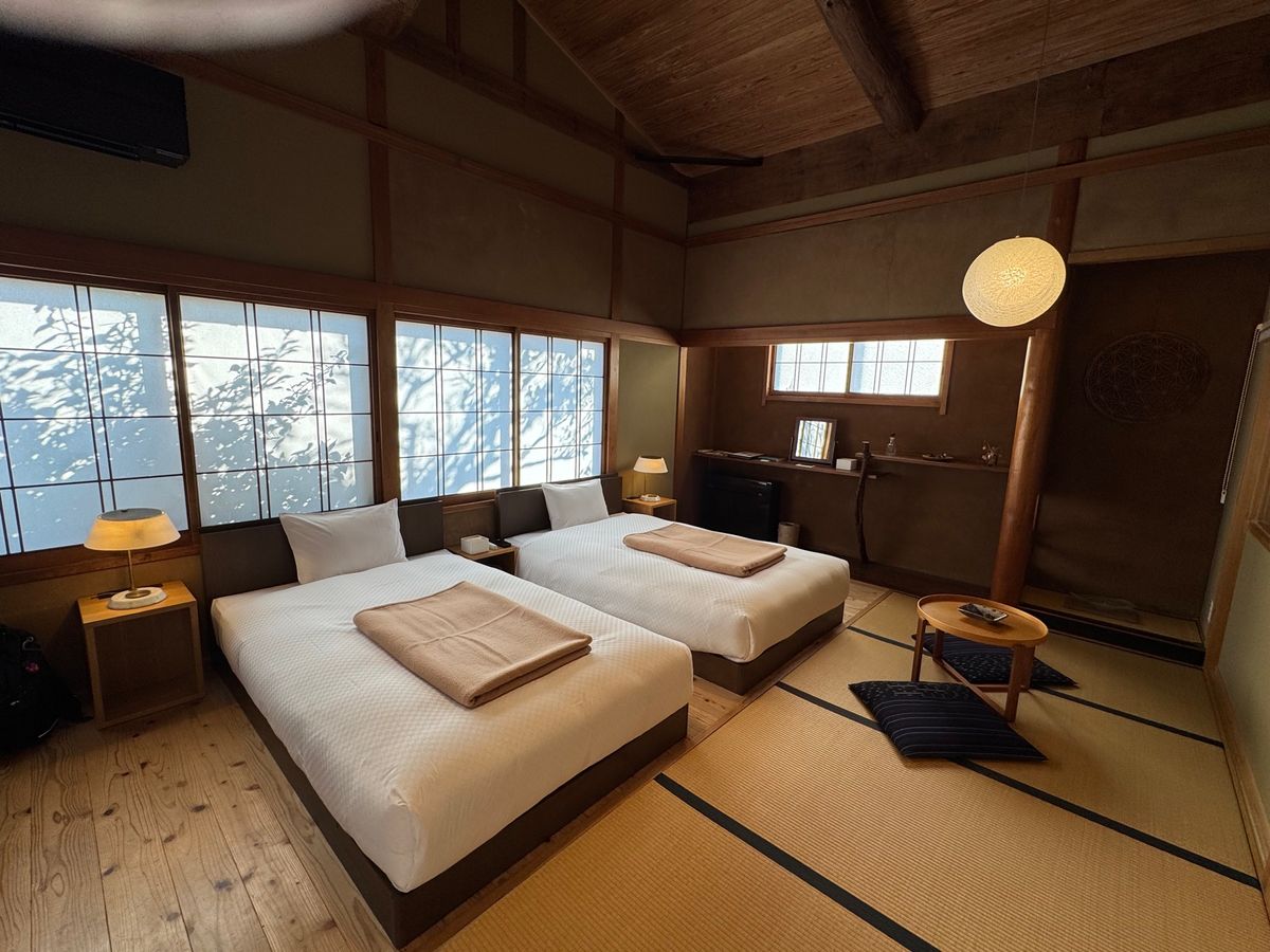 ホテルカルティア太宰府
●ホテルのフロント
●104号室の寝室
●104号...