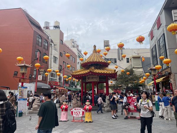 「神戸・大阪万博」の写真：どこも人がいっぱい