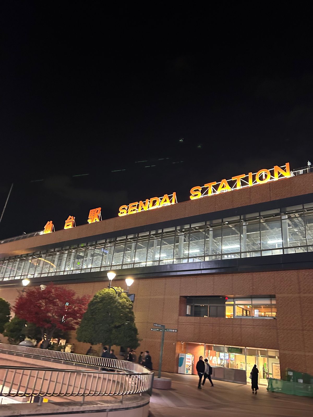 牡蠣も食べれた！
生はもちろんカキフライがおいしかった。
牛タンもまた買っ...