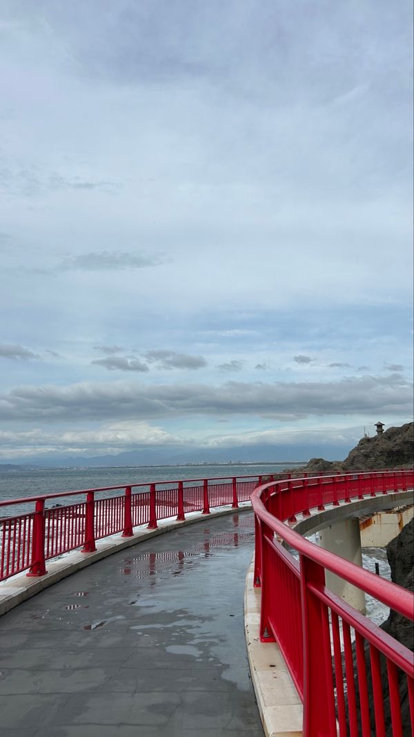 日本・神奈川県「暴風域🌀」の写真：大荒れの海とうっすら富士山🗻