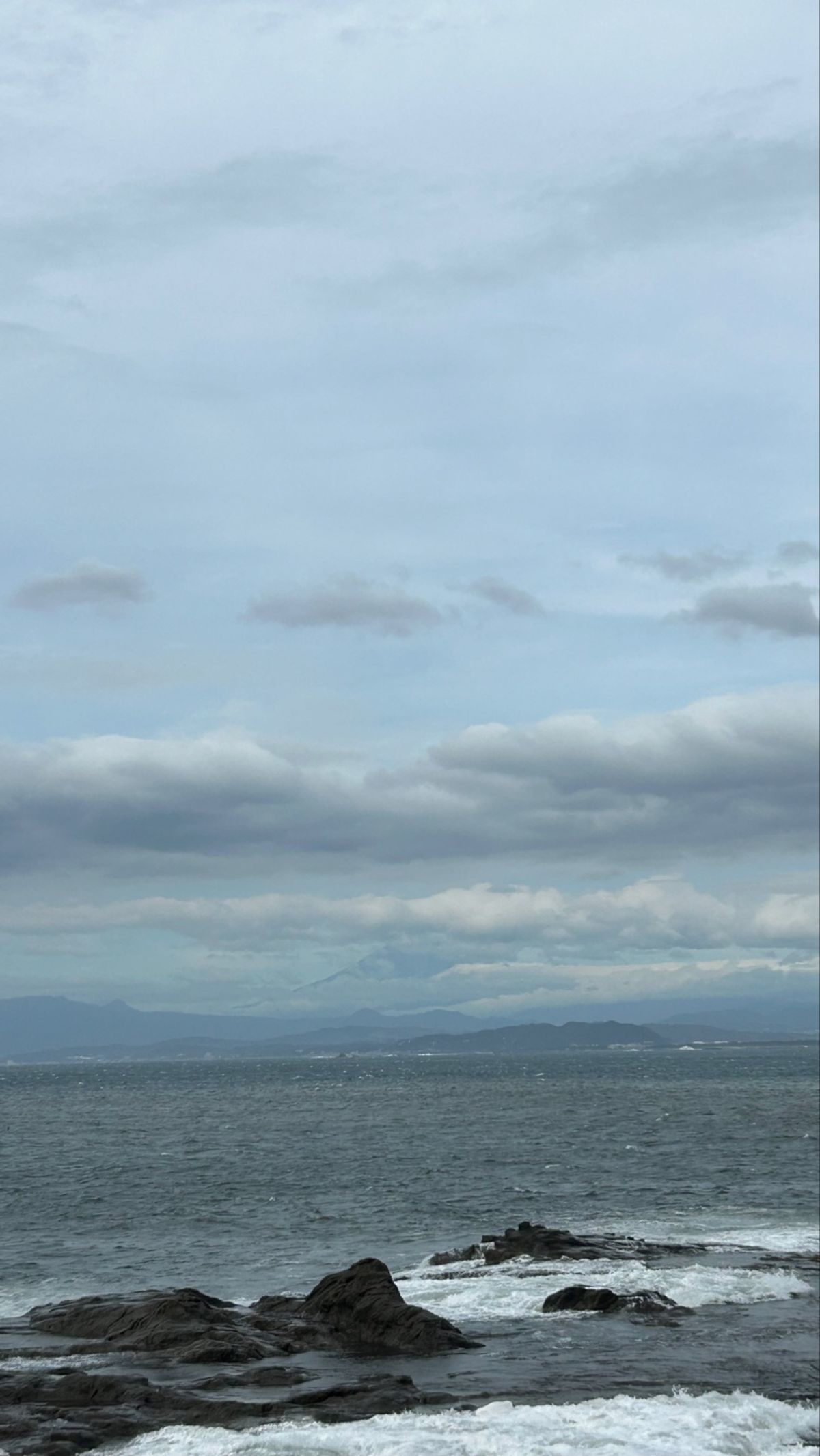 大荒れの海とうっすら富士山🗻