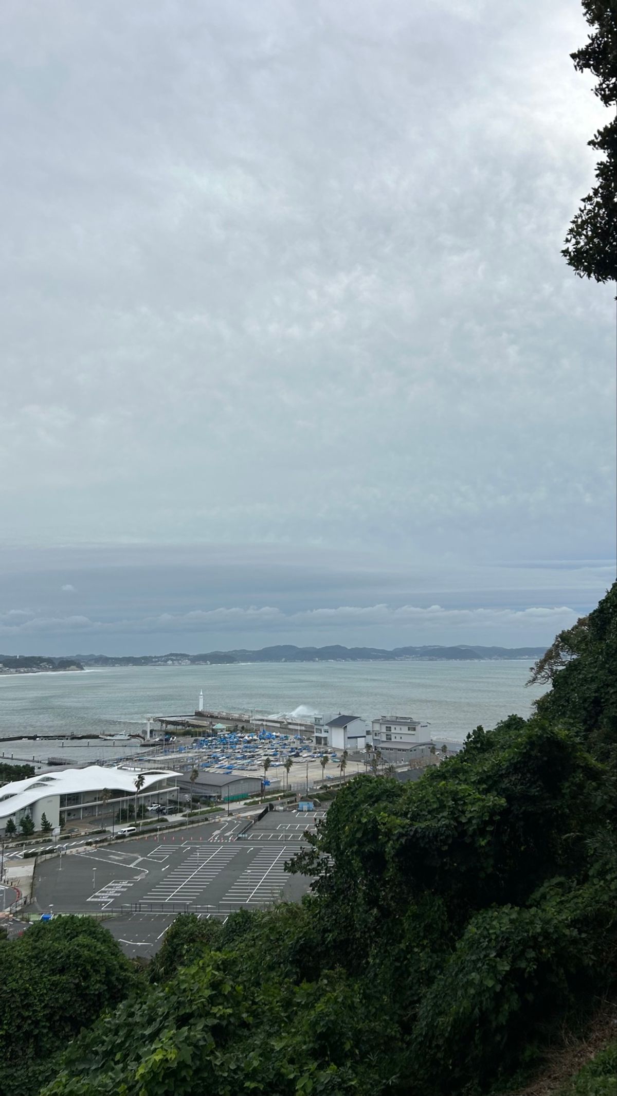 大荒れの海とうっすら富士山🗻