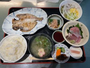 熱海で海鮮料理。地元産えぼ鯛の干物とお刺身の定食でした。