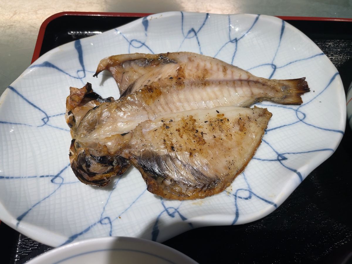 熱海で海鮮料理。地元産えぼ鯛の干物とお刺身の定食でした。