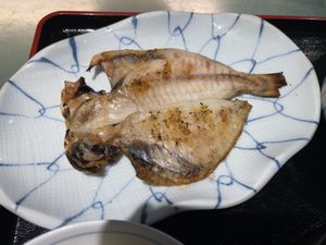 熱海で海鮮料理。地元産えぼ鯛の干物とお刺身の定食でした。
