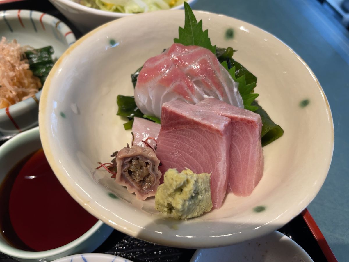 熱海で海鮮料理。地元産えぼ鯛の干物とお刺身の定食でした。