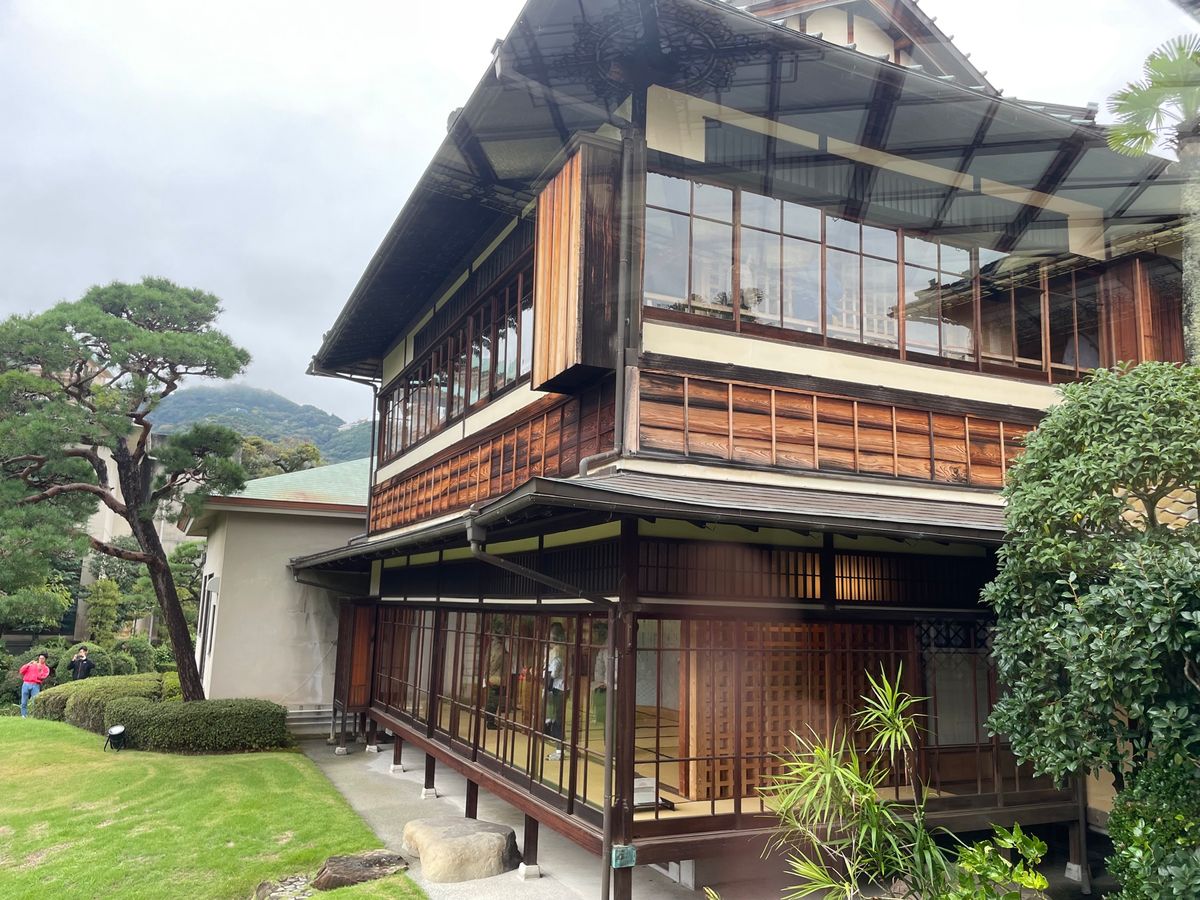 起雲閣。かつての鉄道王の別荘地で、以前は旅館としても営業をしていた施設。三...