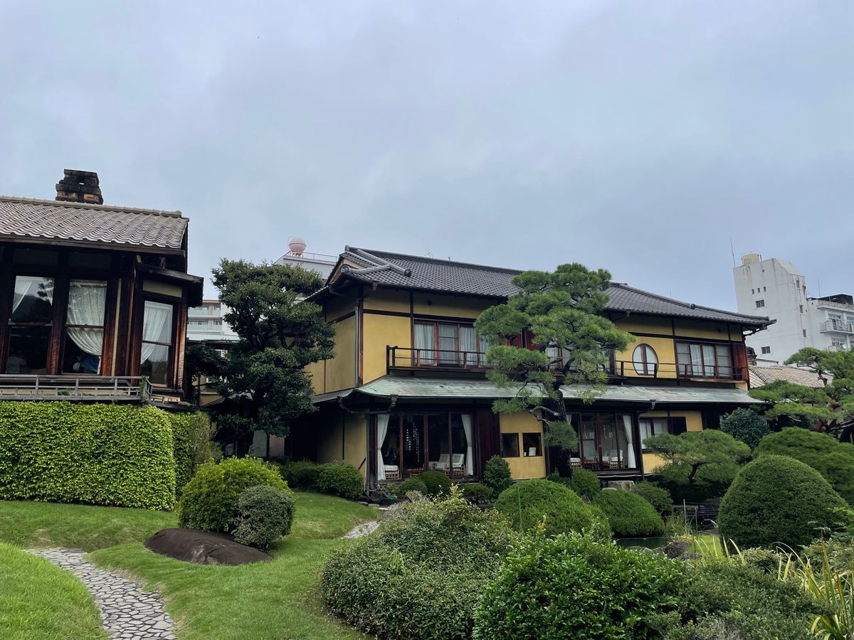 起雲閣。かつての鉄道王の別荘地で、以前は旅館としても営業をしていた施設。三...