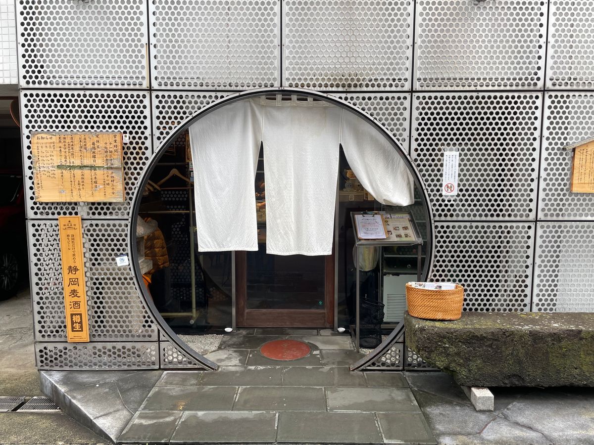 熱海で海鮮料理。地元産えぼ鯛の干物とお刺身の定食でした。