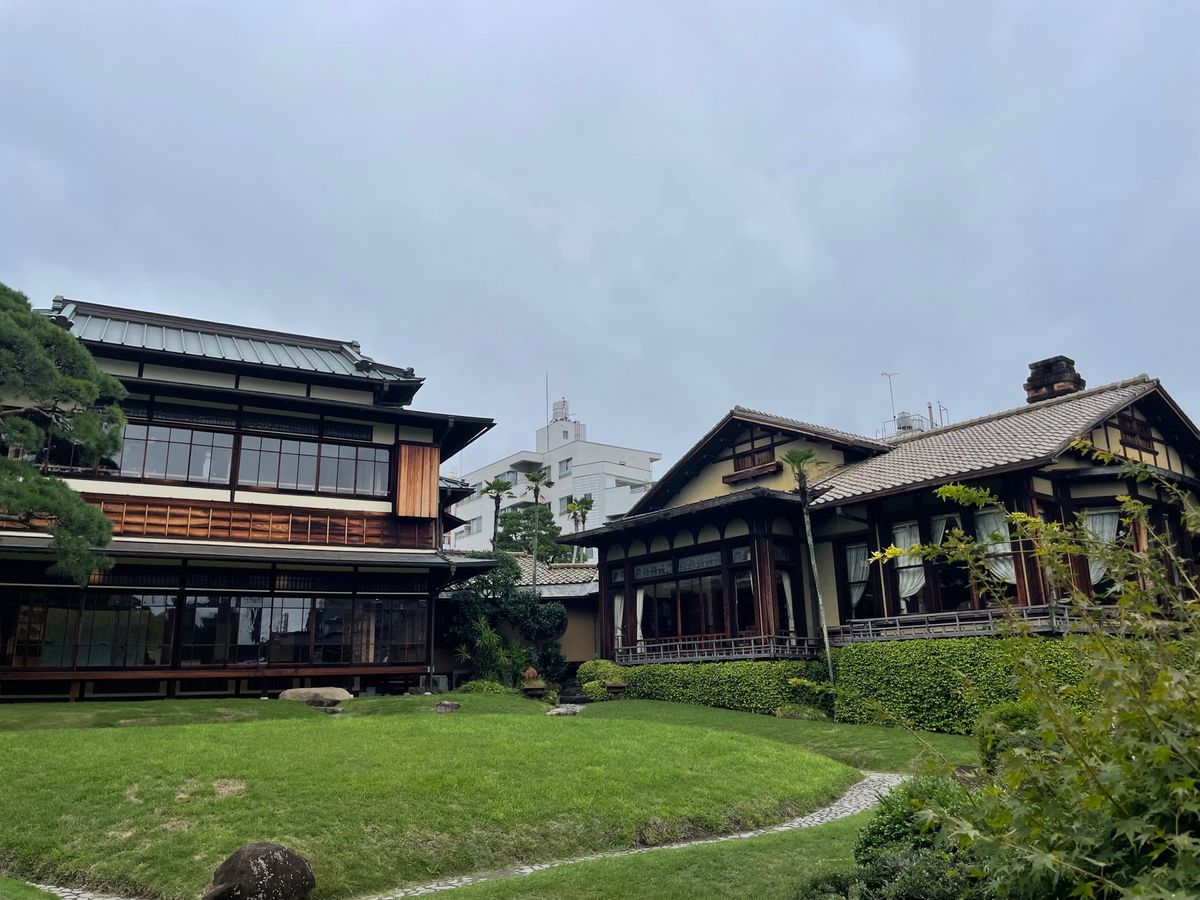 起雲閣。かつての鉄道王の別荘地で、以前は旅館としても営業をしていた施設。三...