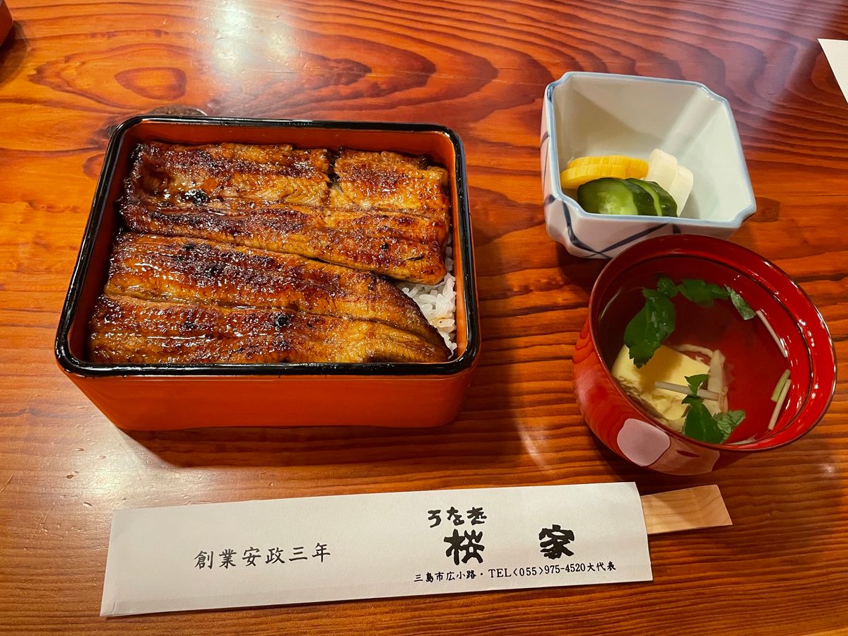 この日のお昼は鰻。三島は鰻の名所でもあるようでたくさんの鰻屋があります。そ...